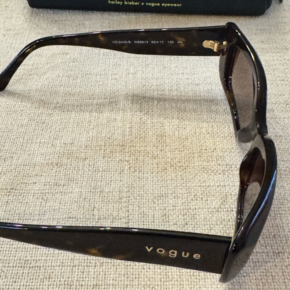 Hailey Bieber x Vogue eyewear sunglassess - Picture 3 of 8